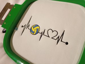 Haft piłka do siatkówki umieszczona na linii EKG