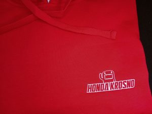 czerwona bluza z haftem